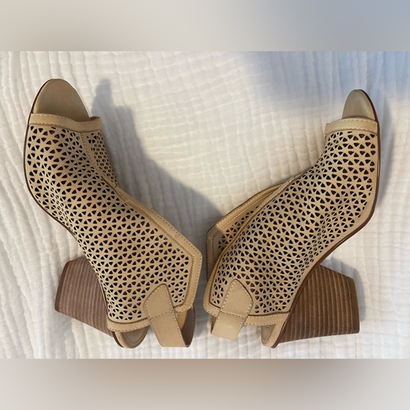 Vince Camuto Perforated Leather Peep Toe Sandals Dastana Nude Size 10M/42 - Picture 5 of 11